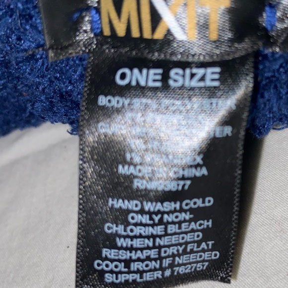 4 pairs of gloves and 2 hats. Used condition several different sizes - Picture 12 of 13